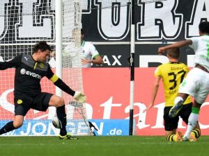 رافاييل (يمين) يسجل هدف مونشنغلادباخ الثاني