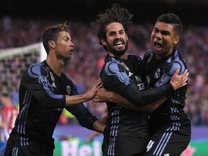 لاعبو ريال مدريد يحتفلون بهدف إيسكو (وسط)