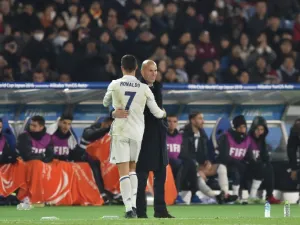 Real Madrid head coach Zinedine Zidane (R) and forward Cristiano Ronaldo gesture as Ronaldo is substituted during extra-time of the Club World Cup football final match between Kashima Antlers of Japan and Real Madrid of Spain at Yokohama International stadium in Yokohama on December 18, 2016.
Kazuhiro NOGI / AFP