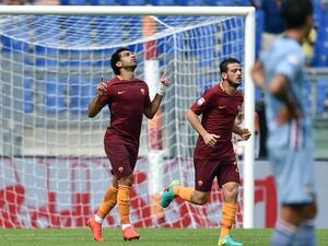 AS Roma's midfielder from Egypt Mohamed Salah (L) celebrates after scoring a goal during the Italian Serie A football match between As Roma and Sampdoria on September 11, 2016 at Olympic stadium in Rome.
ALBERTO PIZZOLI / AFP