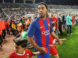 FC Barcelona legend Ronaldinho enters the pitch during the Classico of Legends football match between Barcelona and Real Madrid on April 28, 2017, at Camille Chamoun stadium in the Lebanese capital Beirut.
STRINGER / AFP