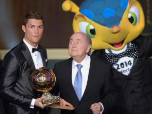 جوزيف بلاتر رئيس الفيفا ينظر إلى رونالدو المتأثر بعد التتويج