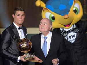 جوزيف بلاتر رئيس الفيفا ينظر إلى رونالدو المتأثر بعد التتويج