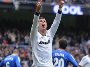 رونالدو يحيي جماهير سانتياغو بيرنابيو بعد تسجيل هدفه الثاني