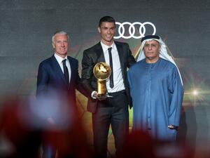 Cristiano Ronaldo presented with Best Player Of The Year Award by HE Mattar Al Tayer, VP of Dubai Sports Council, and Didier Deschamps — France national team manager (Photo: @Globe_Soccer)