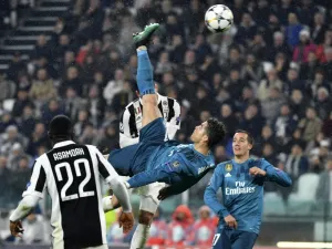 Real Madrid's Portuguese forward Cristiano Ronaldo (C) overhead kicks and scores during the UEFA Champions League quarter-final first leg football match between Juventus and Real Madrid at the Allianz Stadium in Turin on April 3, 2018.
Alberto PIZZOLI / AFP