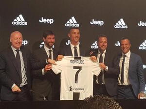 رونالدو (وسط) يعرض قميصه الجديد