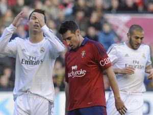 كريستيانو رونالدو (يسار) يندب حظه