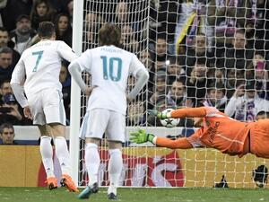 رونالدو يسدد الركلة بنجاح