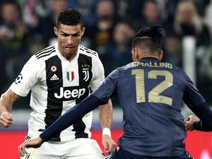 سمولينغ (يمين) يواجه رونالدو نجم يوفنتوس خلال مرحلة المجموعات مطلع الموسم