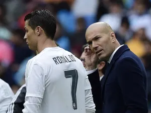 Real Madrid's Portuguese forward Cristiano Ronaldo (L) speaks with Real Madrid's French coach Zinedine Zidane during the Spanish league football match Real Madrid CF vs Valencia CF at the Santiago Bernabeu stadium in Madrid on May 8, 2016.
JAVIER SORIANO / AFP