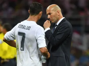 Real Madrid's Portuguese forward Cristiano Ronaldo (L) speaks with French coach Zinedine Zidane