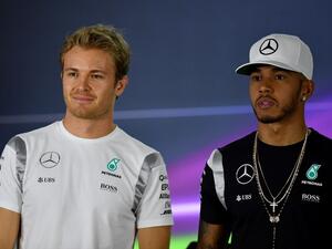 Mercedes AMG Petronas F1 Team's German driver Nico Rosberg (L) and British driver Lewis Hamilton (R) pose for a picture during the drivers press conference ahead of the Abu Dhabi Formula One Grand Prix at the Yas Marina circuit on November 24, 2016.
ANDREJ ISAKOVIC / AFP