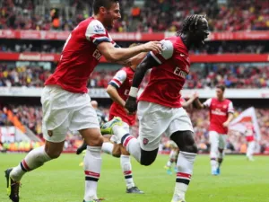 Bacary Sagna signs three-year 120,000 pounds-a-week deal with Manchester City