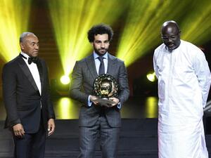 Confederation of African Football (CAF) President Ahmad Ahmad (L) poses after he handovered the 2018 African Footballer of the Year Award also called Ballon d'Or to Liverpool's Egyptian forward Mohamed Salah (C) past Liberian President George Weah during an award ceremony in dakar on January 8, 2019.
SEYLLOU / AFP