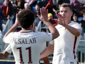 Roma's Bosnian forward Edin Dzeko (R) celebrates after scoring with teammate Egyptian forward Mohamed Salah during the Italian Serie A football match FC Crotone vs AS Roma on February 12, 2017 at the Ezio Scida Stadium, in Crotone.
CARLO HERMANN / AFP