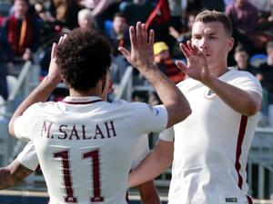 محمد صلاح (يسار) أحد نجوم المباراة يهنىء دجيكو بهدفه