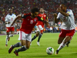 Egypt's Mohamed Salah vies for the ball against Congo's Tobias Badila during their World Cup 2018 Africa qualifying match between Egypt and Congo at the Borg el-Arab stadium in Alexandria on October 8, 2017.
TAREK ABDEL HAMID / AFP