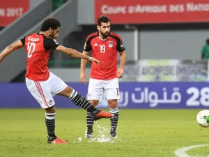 Egypt's forward Mohamed Salah (L) takes a free kick to score a goal during the 2017 Africa Cup of Nations group D football match between Egypt and Ghana in Port-Gentil on January 25, 2017.
Justin TALLIS / AFP