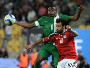 Egypt's Mohamed Saleh (R) and Nigeria's Stanley Amuzie jump for the ball during their African Cup of Nations group G qualification football match between Egypt and Nigeria at the Borg el-Arab Stadium in Alexandria on March 29, 2016.
KHALED DESOUKI / AFP