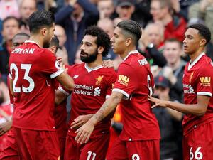 لاعبو ليفربول يحتفلون بهدف صلاح (وسط)