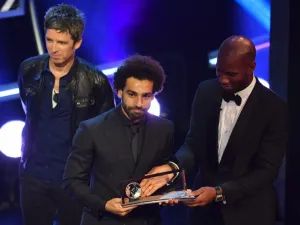 British singer-songwriter Noel Gallagher (L) and former Ivory Coast player Didier Drogba present Liverpool and Egypt forward Mohamed Salah (C) with the trophy for the FIFA Puskas Award for 2018, the best goal scored between July 2017 and July 2018 during The Best FIFA Football Awards ceremony, on September 24, 2018 in London.
Ben STANSALL / AFP