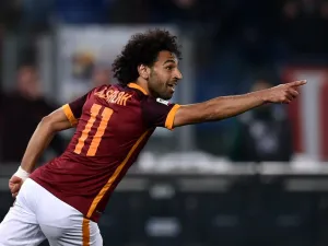 Roma's midfielder from Egypt Mohamed Salah celebrates after scoring during the Italian Serie A football match Roma vs Bologna on April 11, 2016 at Olympic stadium in Rome.
ALBERTO PIZZOLI / AFP