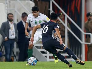 Saudi Arabia's Yahia Alshehri (L) dribbles against Japan's Hotaru Yamaguchi during the FIFA World Cup 2018 qualification match between Saudi Arabia and Japan at King Abdullah bin Abdulaziz Stadium in Jeddah on September 5, 2017.
STR / AFP
