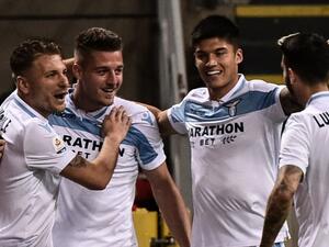 لاعبو لاتسيو يحتفلون بهدف ميلينكوفيتش سافيتش (الثاني من اليسار)