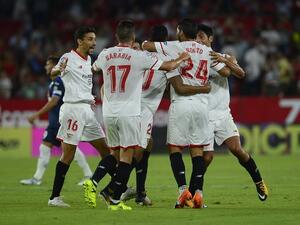 لاعبو إشبيلية يحتفلون بهدف كليمون