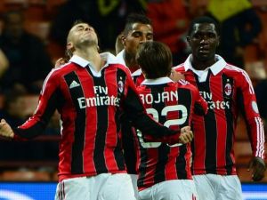 الشعراوي يحتفل بهدفه مع لاعبي ميلان