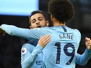 ليروي ساني (يمين) يهنىء سيلفا بهدفه