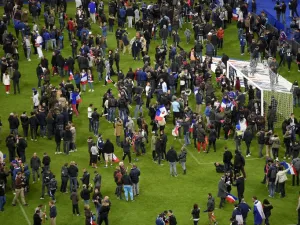 Football fans gather in the field as they wait for security clearance to leave the Stade de France in Saint-Denis, north of Paris, after the friendly football match France vs Germany on November 13, 2015 following shootings and explosions near the stadium and in the French capital. AFP PHOTO / FRANCK FIFE
FRANCK FIFE / AFP