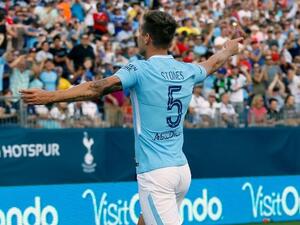 ستونز يحتفل بهدفه