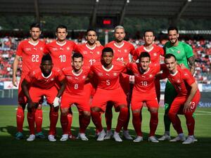 لاعبو المنتخب السويسري في صورة جماعية، ليشتنشتاينر (الثاني من اليمين الصف العلوي) وتشاكا (الثاني من اليسار الصف العلوي) وشاكيري (الأول من اليمين الصف السفلي).