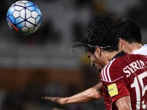 Alaa Al Shbbli of Syria (L) fights for the ball with Ki Sung Yueng of South Korea (R) during the 2018 World Cup qualifying football match between South Korea and Syria at Tuanku Abdul Rahman Stadium in Seremban on September 6, 2016.
MOHD RASFAN / AFP