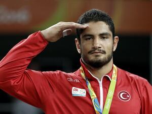 Turkey's gold medallist Taha Akgul stands on the podium at the end of the men's 125kg freestyle wrestling event at the Carioca Arena 2 in Rio de Janeiro on August 20, 2016, during the Rio 2016 Olympic Games.
Jack GUEZ / AFP