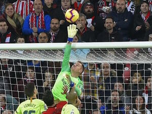 تير شتيغين يتصدى لإحدى الفرص أمام بلباو