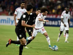 Omar Abdulrahman of United Arab Emirates (2nd R) pushes the ball past Tanaboon Kesarat of Thailand (3rd L) during the 2018 World Cup football qualifying match between Thailand and United Arab Emirates at Rajamangala Stadium in Bangkok on June 13, 2017.
LILLIAN SUWANRUMPHA / AFP