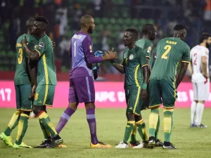 Senegal's players celebrate at the end of the 2017 Africa Cup of Nations group B football match between Tunisia and Senegal in Franceville on January 15, 2017.
KHALED DESOUKI / AFP