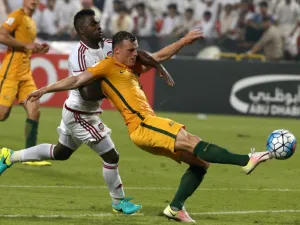UAE's Ismail al-Hammadi (L) vies with Australia's Brad Smith during their World Cup 2018 Asia qualifying football match United Arab Emirates versus Australia on September 6, 2016 at the Mohammed Bin Zayed Stadium in Abu Dhabi.
KARIM SAHIB / AFP