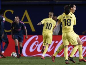 لاعبو فياريال (يمين) يحتفلون بهدف أونال الأول وسط خيبة أمل لاعبي أتلتيكو