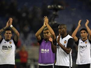 لاعبو فالنسيا يحييون الجماهير بعد تحقيق الفوز