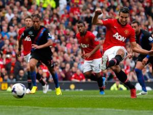 فان بيرسي يسجل هدف مانشستر الأول من ركلة جزاء