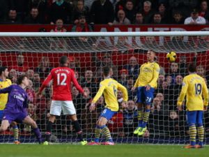 لحظة تسجيل هدف المباراة الوحيد (فان بيرسي لا يظهر في الصورة)