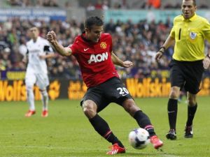 فان بيرسي يسدد ليسجل هدفه الشخصي الثاني والثالث لمانشستر يونايتد