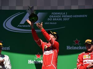 فيتيل (وسط) على منصة التتويج يحتفل بالفوز