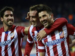 فيا (يمين) يتلقى التهنئة بعد هدفه