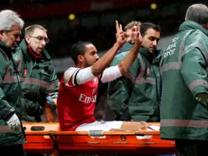 Arsenal's Theo Walcott set to miss up to six months due to injury