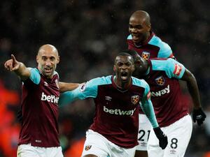 لاعبو ويست هام يحتفلون بهدف أوبيانغ (وسط)